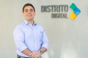 César Marcondes na fachada da Distrito Digital - sede própria em São José do RIo Preto, SP